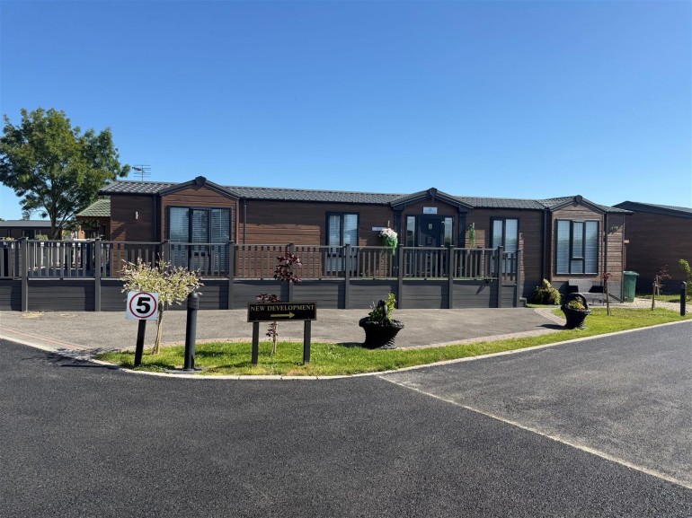 Oakwood Retreat Country Park, Back Road, Newton On Derwent, York