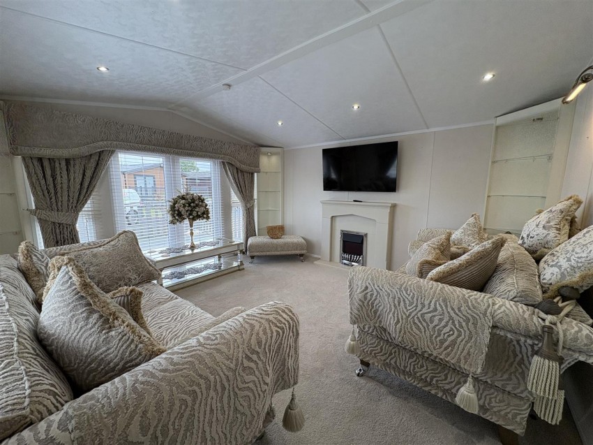 Images for Oakwood Retreat Country Park, Back Road, Newton On Derwent, York