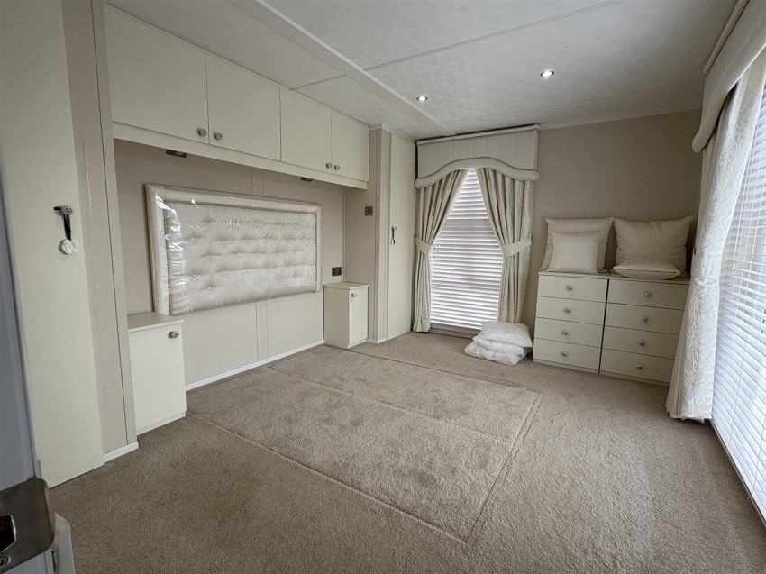 Images for Oakwood Retreat Country Park, Back Road, Newton On Derwent, York